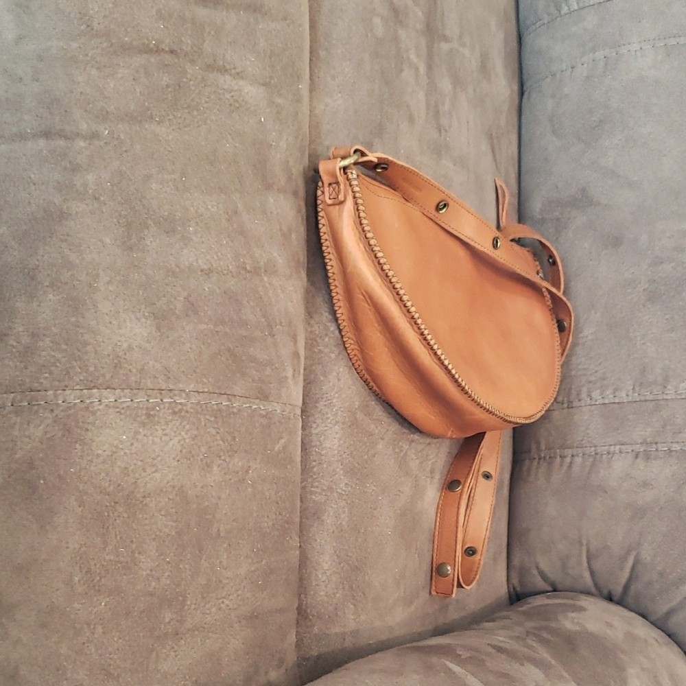 Chic Tan Leather Crossbody Bag - Picture 3 of 8